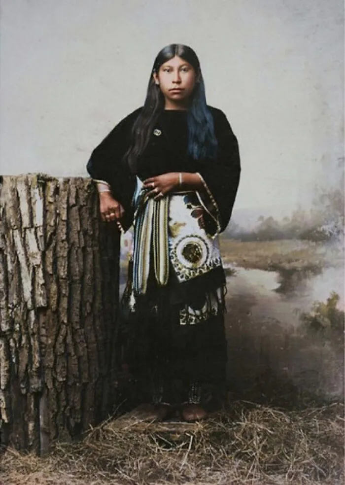 Una joven kiowa (kiawah) vestida de indígena