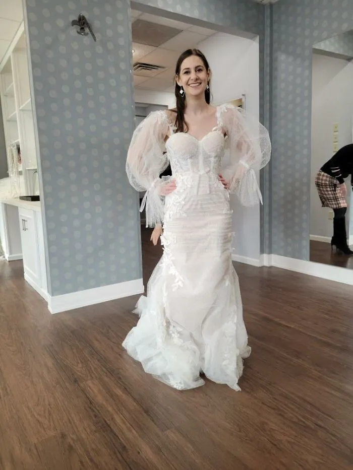 Poniéndome este absoluto desastre que eligieron mis asesores nupciales cuando fui a probarme vestidos. Todo es sonrisas porque no podía dejar de reírme por lo horrible que era