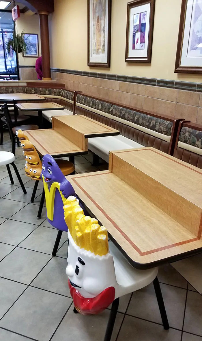 Este McDonald's tiene mesas abatibles para niños