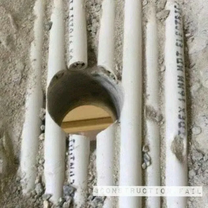 Cuando el electricista pasa el conducto por donde le dijiste que no lo hiciera