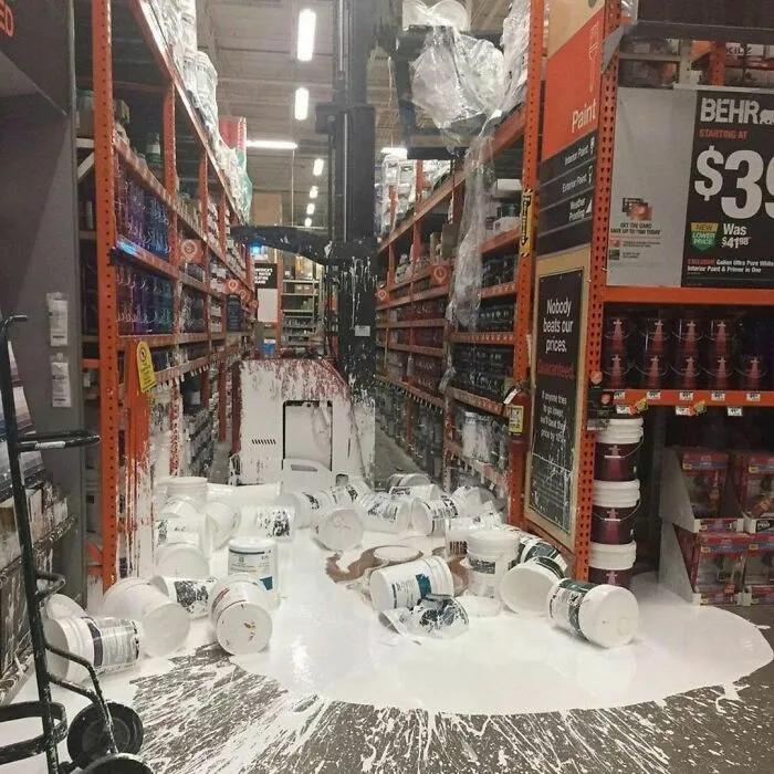 Oye, Bob ¿Puedes ir por la pintura del estante de arriba?