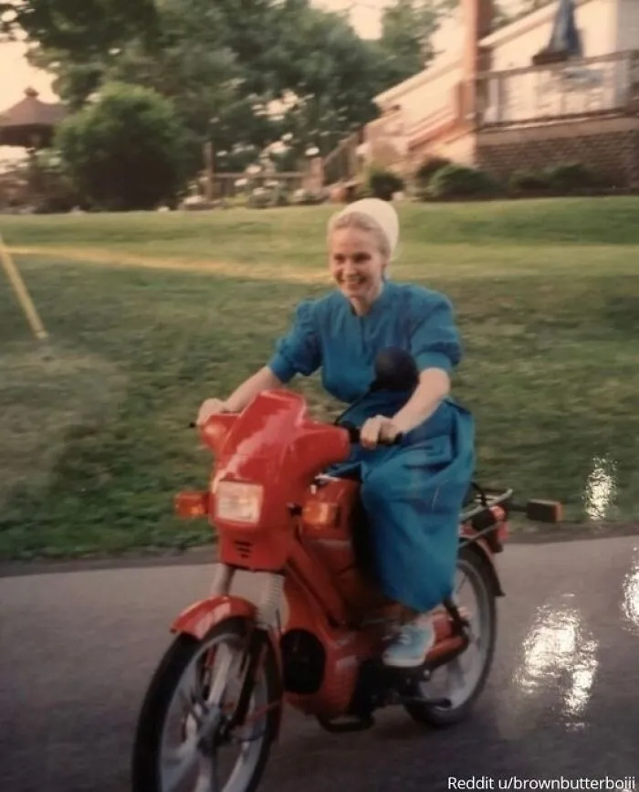 “Mi mamá fue amish en los años 90. Al parecer, al momento en que se tomó esta foto, ella estaba metida en problemas con la iglesia por haber roto tres reglas”.