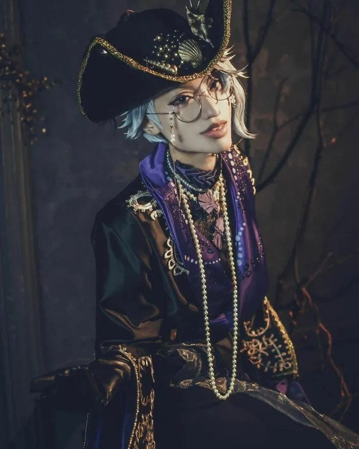 Person cosplaying Azul Ashengrotto from Twisted Wonderland