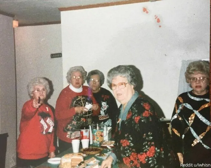 “En esta foto de mi bisabuela (es la que está en el extremo izquierdo) ⁠parece como si el fotógrafo hubiera interrumpido una reunión secreta de las abuelas…” 