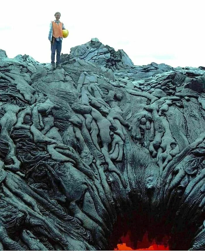 No. No son demonios siendo arrojados a un infierno. Lo que estas fotos muestran son masas de diferentes flujos de lava
