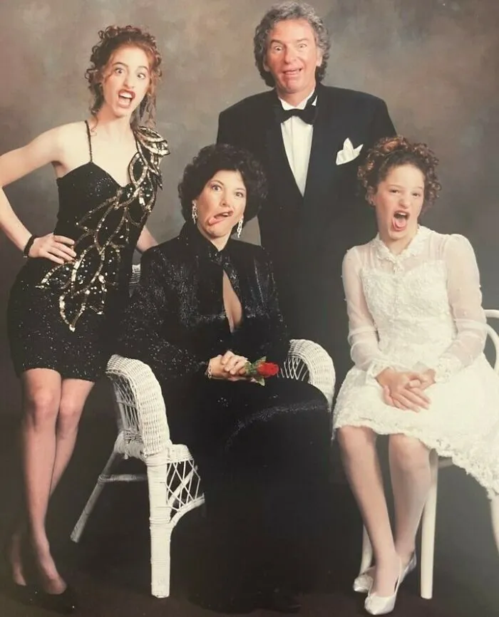 “We Were Doing Family Photos For My Sister’s Bat Mitzvah. The Photographer Told Us To Make Funny Faces But My Mom Took It To The Next Level…” 