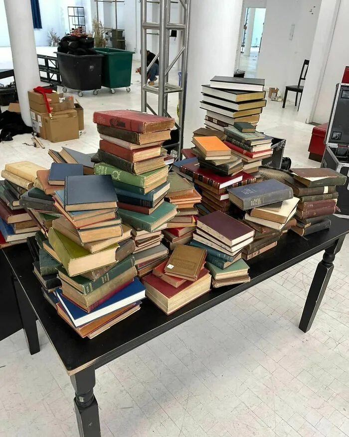 Un montón de libros antiguos usados como utilería y algunos sujetalibros, ¡disponibles en la calle Wooster 105!