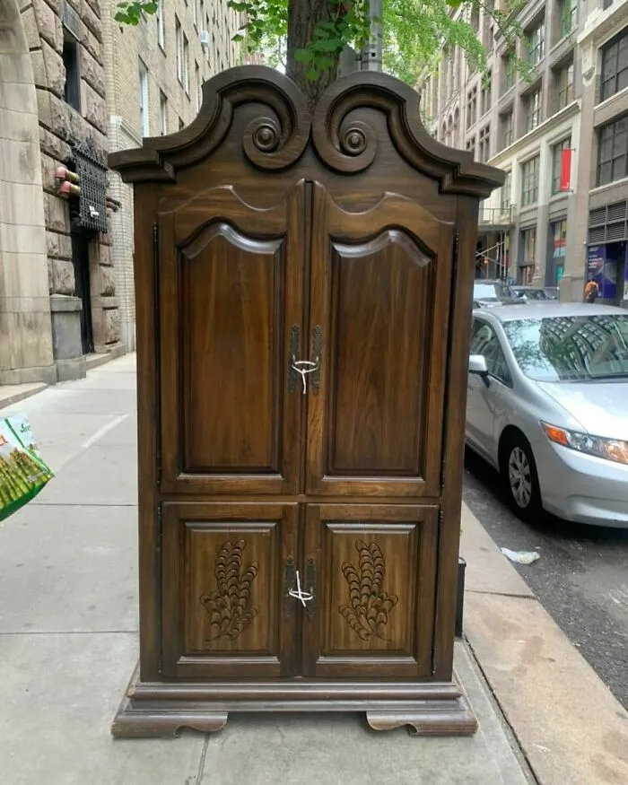  Los tres muebles que habían dejado eran tan bonitos que ¡no sabíamos cuál mostrarles primero! Este estaba frente a la Calle 22, 13 E