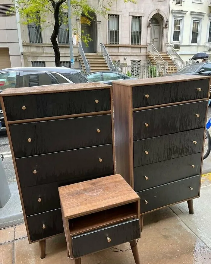 ¡Los muebles para la habitación están listos para ser recogidos! Estos vestidores hermosos estaban entre las calles 51 y 2