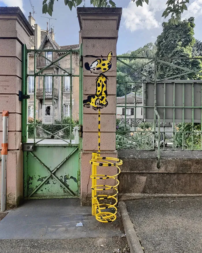 30 Ingeniosas y divertidas obras de arte urbano de las calles de Francia por Oakoak (nuevas fotos)