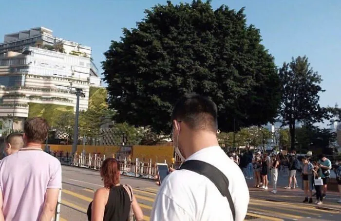 Una cuenta de Instagram sube fotografías urbanas que captan incidentes y encuentros aleatorios dentro de lugares públicos (30 nuevas fotos)