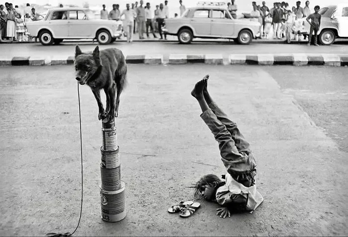 Una cuenta de Instagram sube fotografías urbanas que captan incidentes y encuentros aleatorios dentro de lugares públicos (30 nuevas fotos)