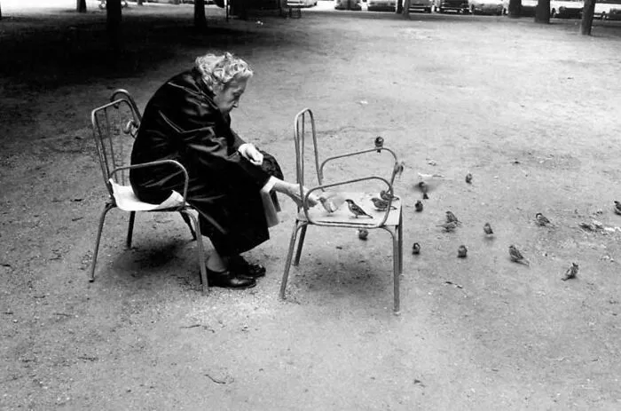 Una cuenta de Instagram sube fotografías urbanas que captan incidentes y encuentros aleatorios dentro de lugares públicos (30 nuevas fotos)
