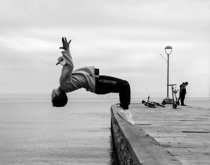 Una cuenta de Instagram sube fotografías urbanas que captan incidentes y encuentros aleatorios dentro de lugares públicos (30 nuevas fotos)