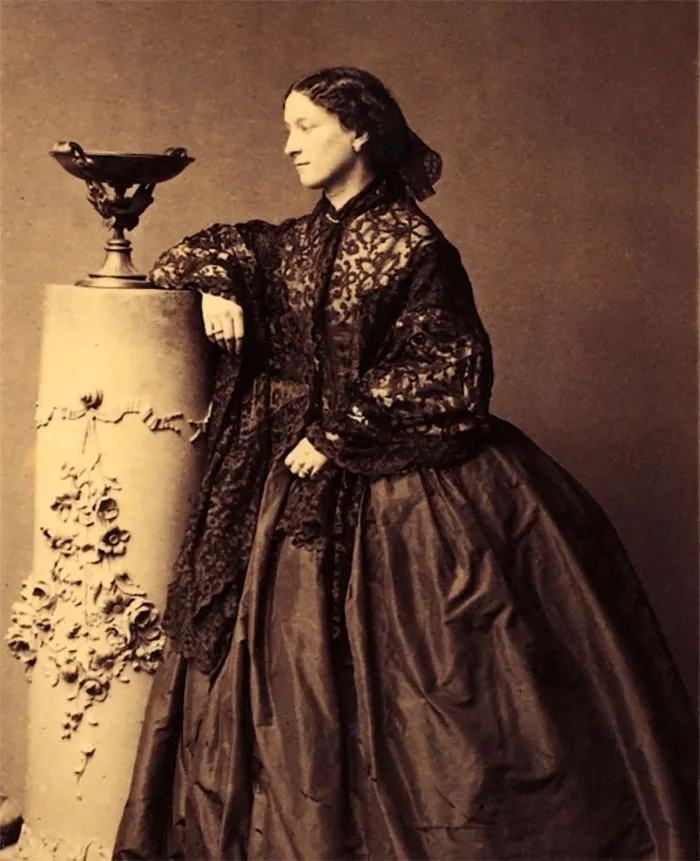 Brown and black Jeanne Villepreux-Power portrait