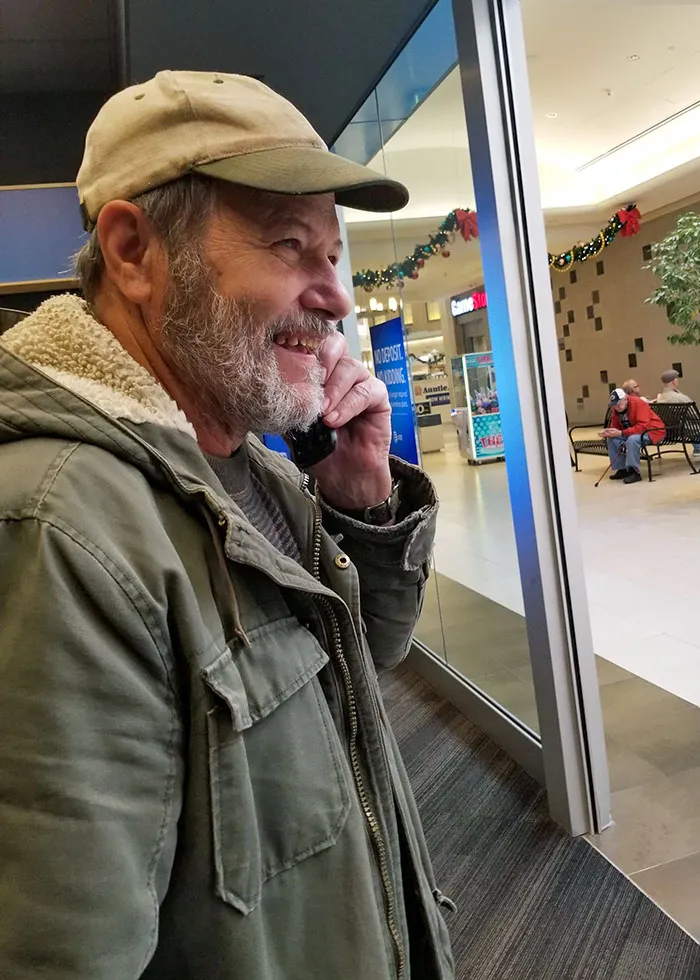 Mi padre acaba de recibir su primer teléfono móvil, y su primera llamada fue a su hermano mayor. Su sonrisa me derrite el corazón