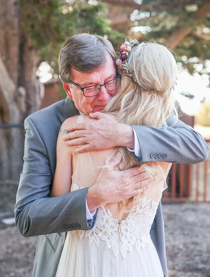 En el último minuto, el fotógrafo de mi boda me sugirió que hiciera las fotos de antes de la boda con mi padre. Creo que su reacción demuestra lo afortunada que soy de tenerlo como padre