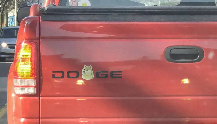 La pegatina mejor colocada en un coche  que he visto  en mucho tiempo