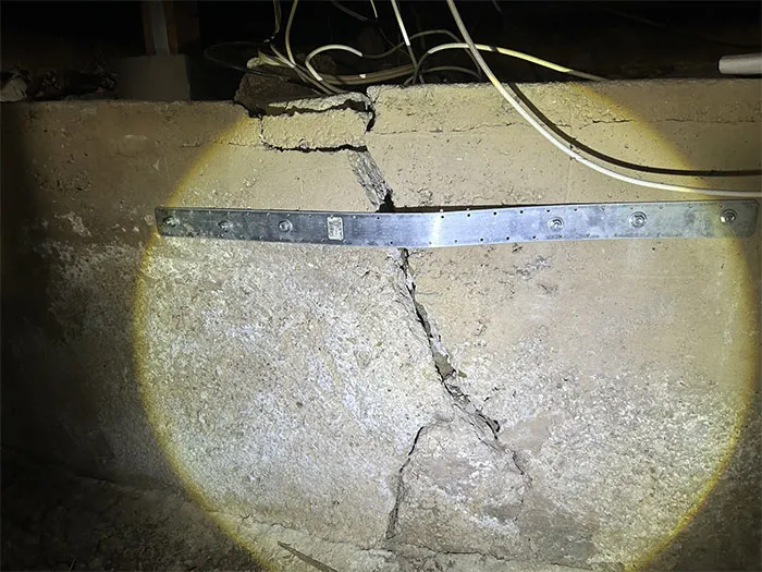 Hubo un intento de reparar este muro con un sistema que funciona en madera, pero no aquí
