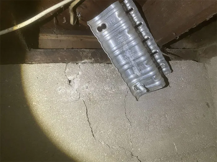 Esta solera debería estar conectada al muro maestro. Se supone que refuerza la conexión durante los terremotos. Así no sirve de nada