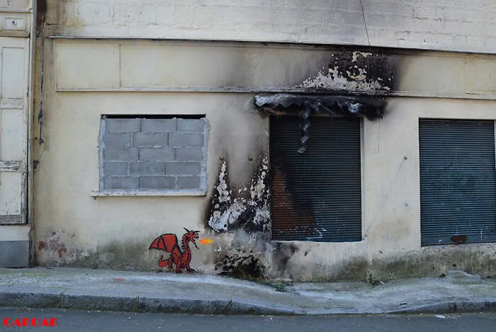 30 Ingeniosas y divertidas obras de arte urbano de las calles de Francia por Oakoak (nuevas fotos)