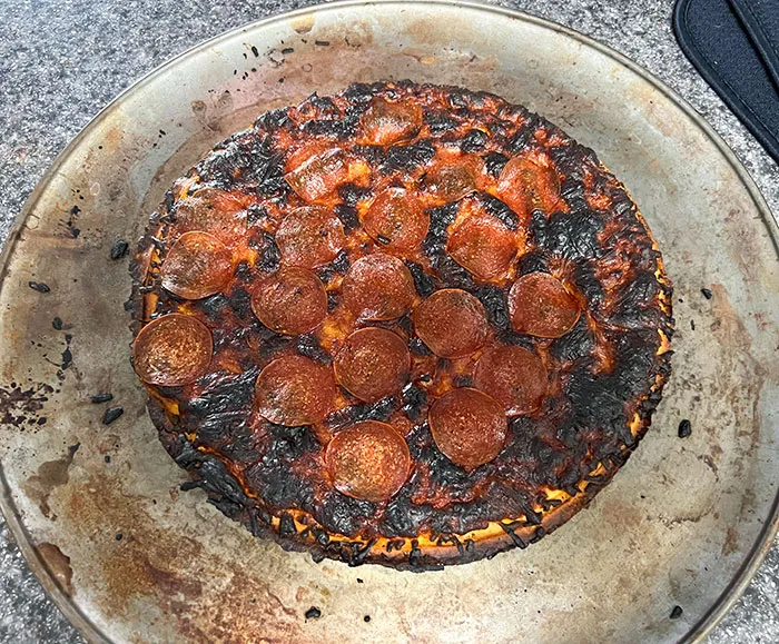 He intentado decirle a mi marido que nuestro horno calienta mucho y que debería cocinar a baja temperatura durante menos tiempo. Pero no me cree