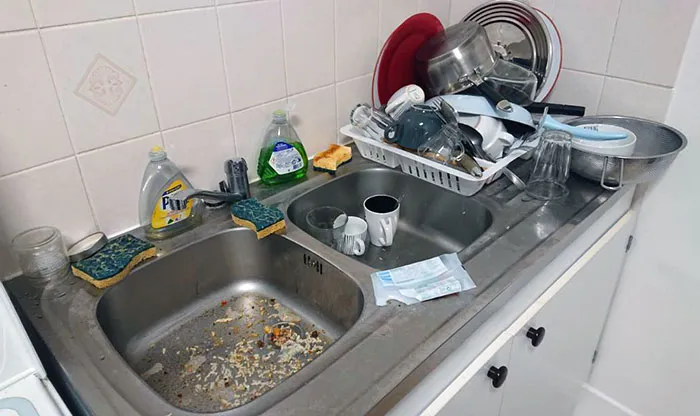 Mi novio "lavó los platos" y dejó el fregadero así