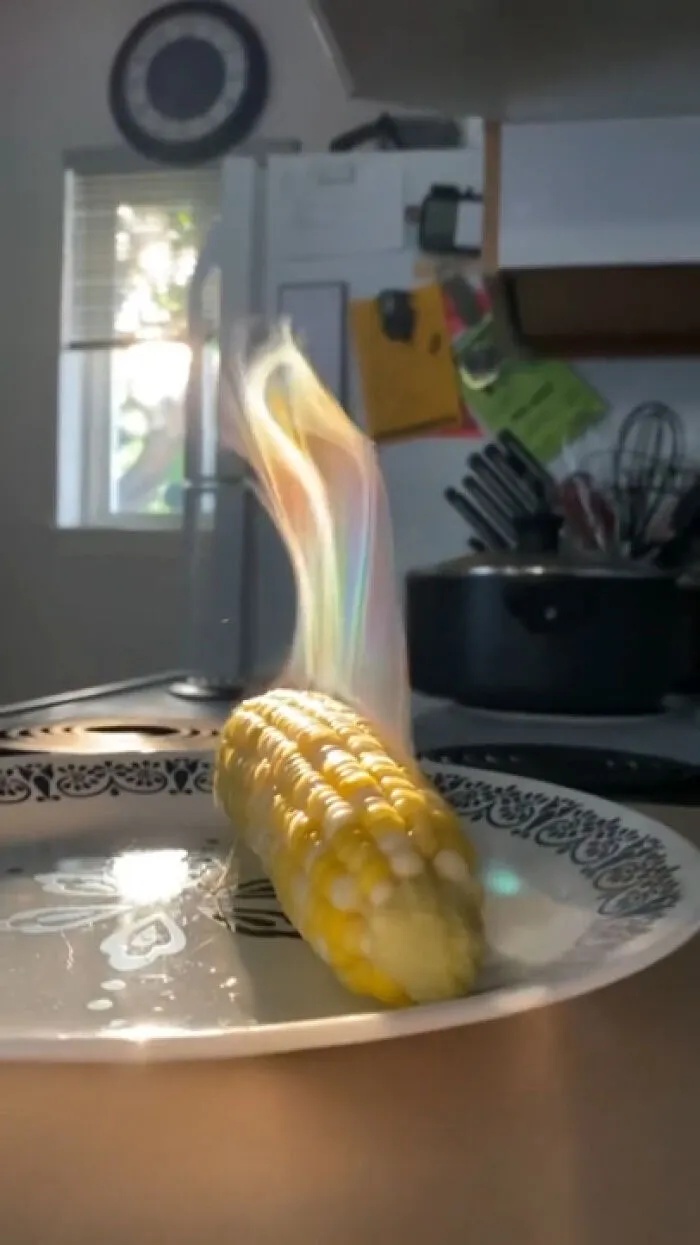 La cámara captó el reflejo de la luz en las gotas de agua del vapor en el ángulo correcto para crear un maíz mágico