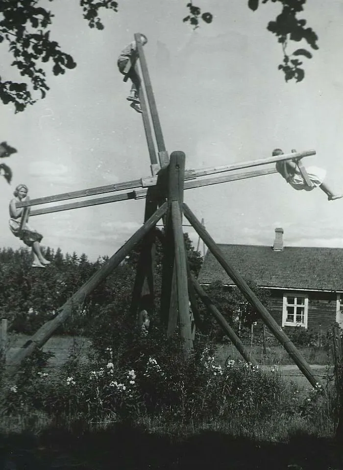 Una familia juega en un singular columpio casero para cuatro personas en Finlandia, 1954