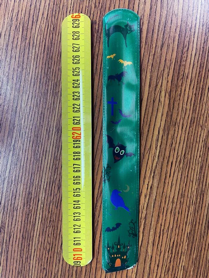 Esta pulsera de Halloween en realidad es una cinta métrica 