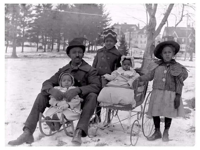 A Father With His 4 Daughters, 1904