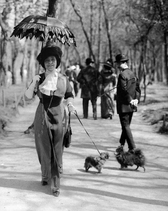 Mujer elegante paseando a su perro en el Bois de Boulogne de París, 1910