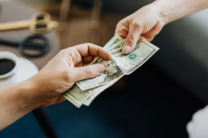 “Don’t Use Credit Cards, Use Cash For Everything”: 30 People Debunk Frugal Hacks That Just Don’t Work