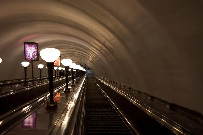 Escalator going down 