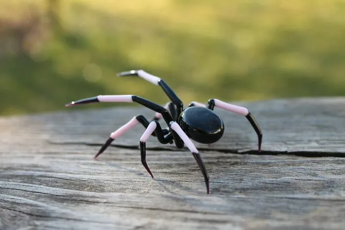 I Create Glass Spider Figurines In Vibrant Colors (7 Pics)