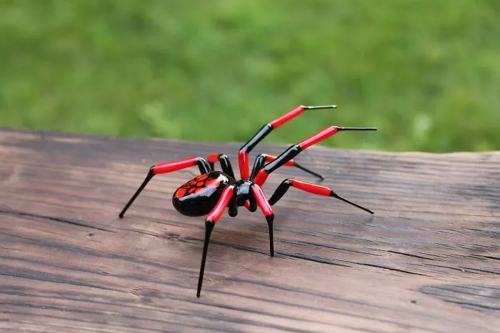 I Create Glass Spider Figurines In Vibrant Colors (7 Pics)