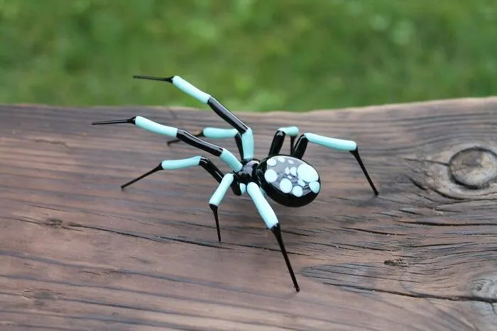 I Create Glass Spider Figurines In Vibrant Colors (7 Pics)