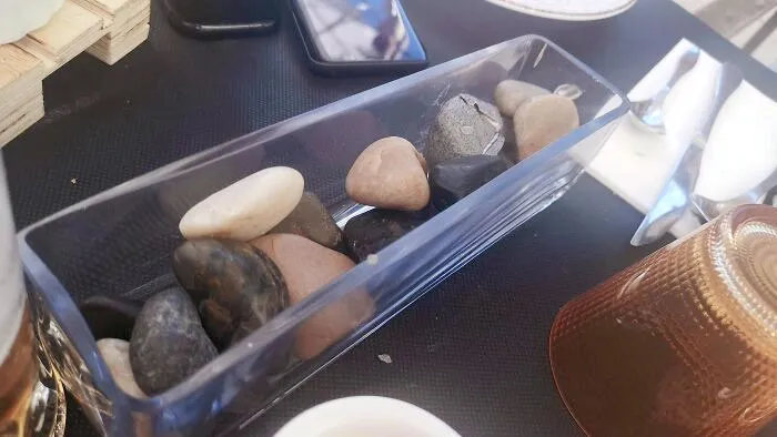 Estos aperitivos se sirven con piedras: algunas son piedras de verdad y otras son para comérselas. Tienes que adivinar