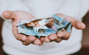 Tras 16 años, este hijo ofrece "vender" su perdón a sus padres por haberle "echado" de casa a los 18