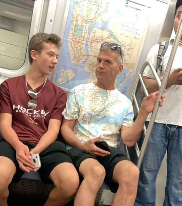 30 Sorprendentes y surrealistas "fallos en Matrix" con gente sentada bajo carteles del metro que se les parecen