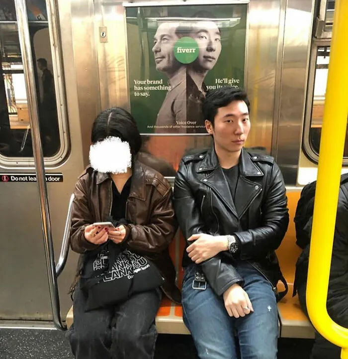 30 Sorprendentes y surrealistas "fallos en Matrix" con gente sentada bajo carteles del metro que se les parecen
