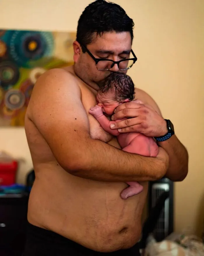 Photographer Captures Parents’ Reactions When They See Their Baby For The First Time After Being Born (30 Pics)