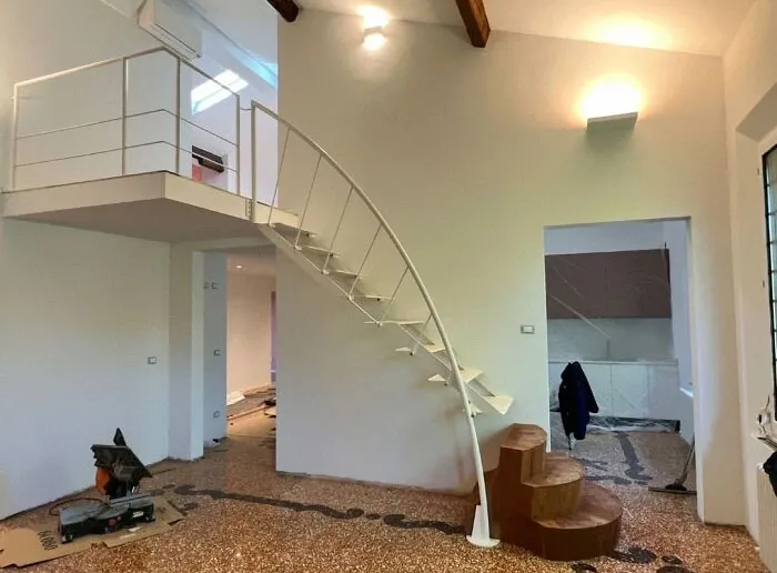 Encontrado en Linkedin con una leyenda que más o menos se traduce como "Escalera abierta hecha a medida para un cliente. Elegante y austera con un diseño simple". Quiero decir...