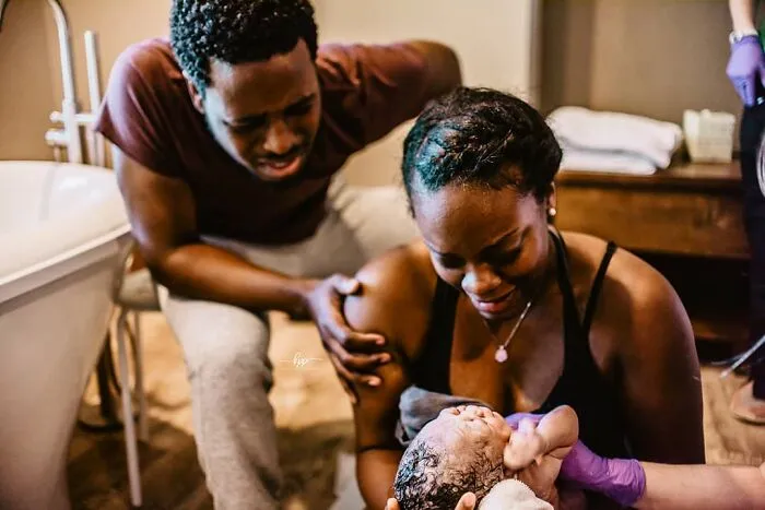 Photographer Captures Parents’ Reactions When They See Their Baby For The First Time After Being Born (30 Pics)