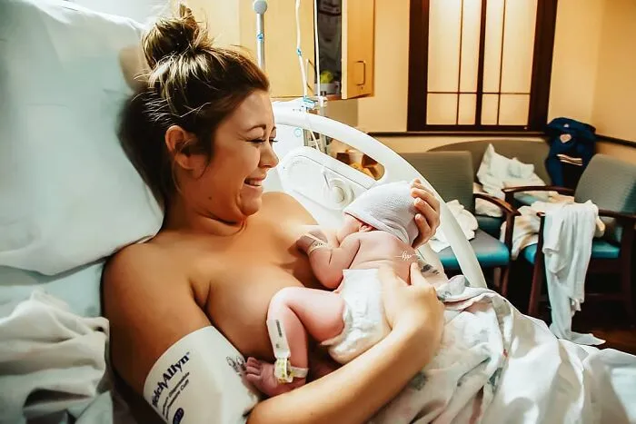Photographer Captures Parents’ Reactions When They See Their Baby For The First Time After Being Born (30 Pics)