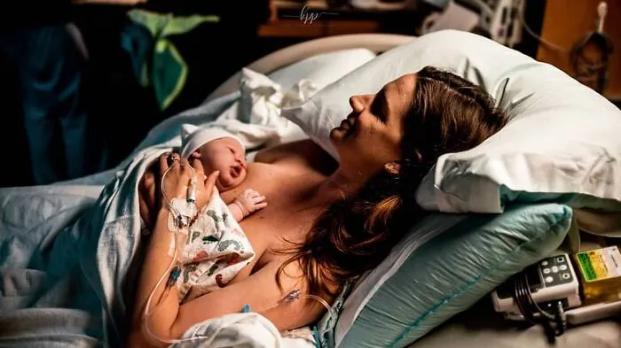 Photographer Captures Parents’ Reactions When They See Their Baby For The First Time After Being Born (30 Pics)