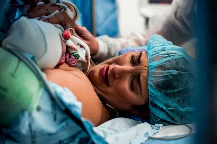 Photographer Captures Parents’ Reactions When They See Their Baby For The First Time After Being Born (30 Pics)