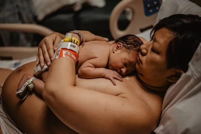 Photographer Captures Parents’ Reactions When They See Their Baby For The First Time After Being Born (30 Pics)
