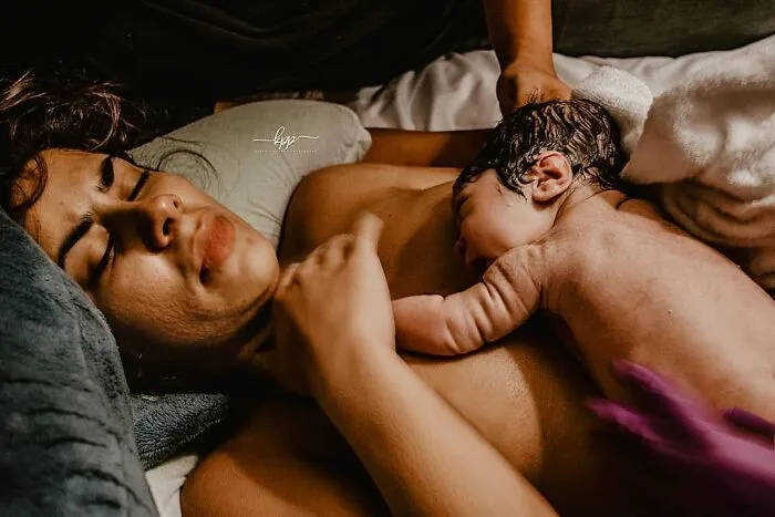 Photographer Captures Parents’ Reactions When They See Their Baby For The First Time After Being Born (30 Pics)