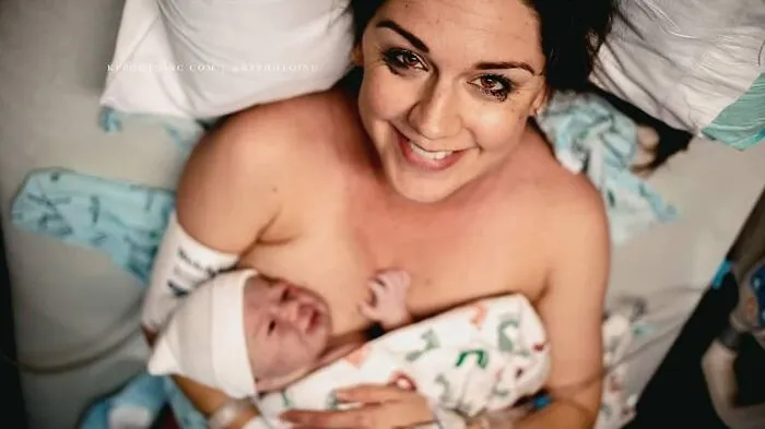 Photographer Captures Parents’ Reactions When They See Their Baby For The First Time After Being Born (30 Pics)